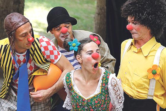Die »Clowns ohne Grenzen« reisen in Krisengebiete, um traumatisierten Kindern und Erwachsenen einen kleinen Lichtblick in ihr tristes Leben zu bringen. Eine Fotoreportage über deren Arbeit gibt es im Kunstforum zu sehen.  	Foto: VA