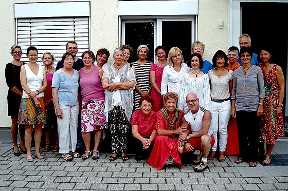 Die 19 neuen Begleiter des Hospizkreises Ottobrunn mit Referenten vor der Geschäftsstelle in Ottobrunn, Putzbrunner Straße 11 a. 	Foto: VA