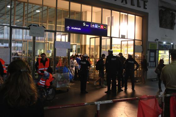Eine tägliche Szene am Münchner Hauptbahnhof derzeit. Neu angekommene Flüchtlinge am Starnberger Flügelbahnhof.	Foto: sd