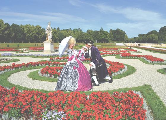 Die große Blumenparterre vorm Neuen Schloss erstrahlt in rot und grün. 	Foto: Schlossverwaltung