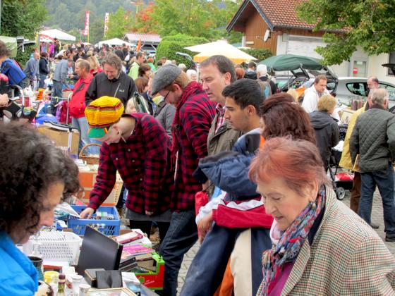Am Sonntag startet wieder der bekannte Flohmarkt mit Charme in Aßling, los gehts bereits um 12 Uhr auf den REWE Parkplätzen.	Foto:rewe