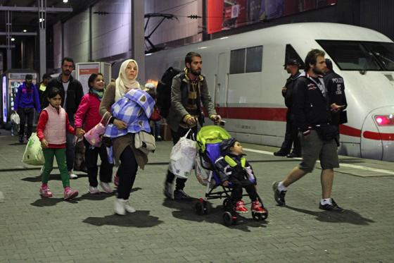 Erschöpft nach tagelanger Flucht kommen täglich tausende Flüchtlinge am Münchner  Hauptbahnhof an.	Foto: A. Wild