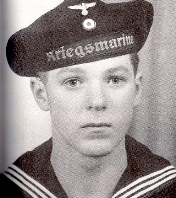 Der junge Anton Staller nach seiner Ausbildung zum Marinesoldaten auf der »Wilhelm Gustloff«.	Foto / Repro: Otto Hartl