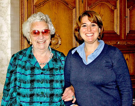 Rosa Gärtner (li.) freut sich über die herzlichen Glückwünsche von der Zweiten Bürgermeisterin Katharina Dworzak zu ihrem 100. Geburtstag.	Foto: privat
