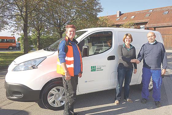 Die Bauhof-Mitarbeiter freuen sich gemeinsam mit der Zweiten Bürgermeisterin Katharina Dworzak über das neue E-Auto.	Foto: Gemeinde Haar