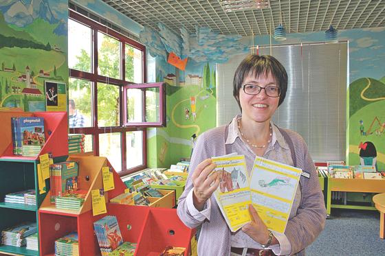 Rund 60 Titel hat Elisabeth Driendl für die kleinen Leseratten als Lektüre für die Sommerferien ausgesucht. 	Foto: js