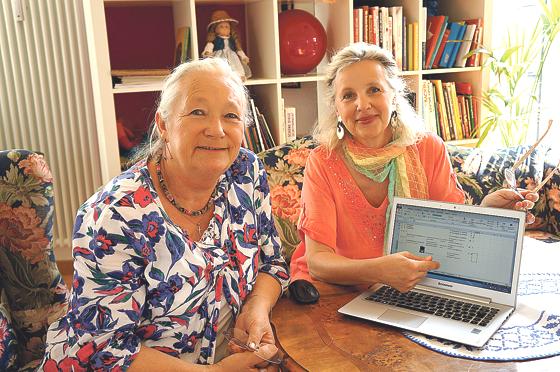 Helene Nestler und Dorothea Blässing (v. l.) freuen sich über Spenden für ihr virtuelles Kaufhaus. 	F: hw