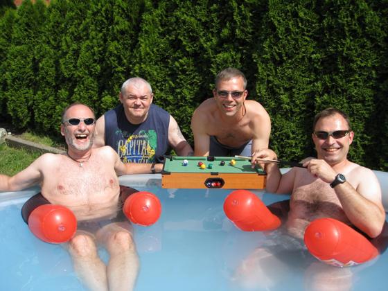 »Pool-Billard« mal anders: Ralf Hentschel, Manfred Kammerloher, Thomas Deuter und Josef Scharl (von links).	Foto: Verein