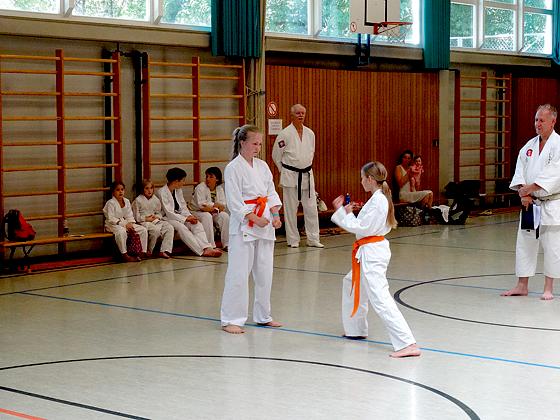 Zwei Jung-Karatekas führen bei der Prüfung Angriffs- und Verteidigungstechniken vor.  	Foto: Harald Fesenbeckh