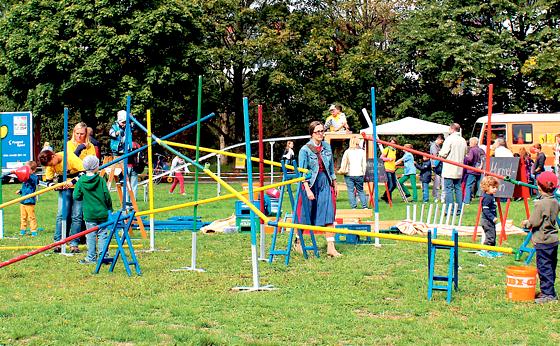 Die überdimensionale Murmelbahn war nur eine der zahlreichen Attraktionen des zwischendurch sogar sonnigen zentralen Festes zum Weltkindertag. 	Foto: VA