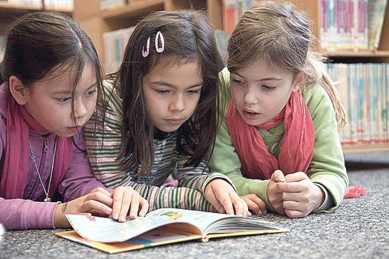 In der Stadtbibliothek können Kinder mit englischer Muttersprache Susan Ray-Polzer zuhören.   	Foto: VA