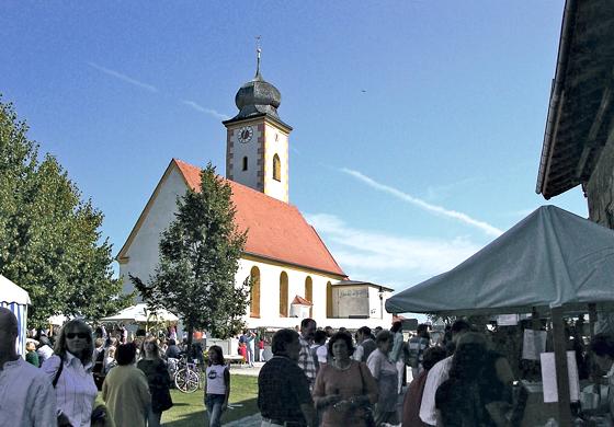An diesem Sonntag herrscht wieder ein buntes Markttreiben zu Füßen der Frauenneuhartinger Kirche.	Foto: Heimatverein Frauenneuharting