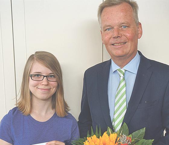 Bürgermeister Jan Neusiedl gratulierte Susanne Krickl zum hervorragenden Ergebnis. 	Foto: VA