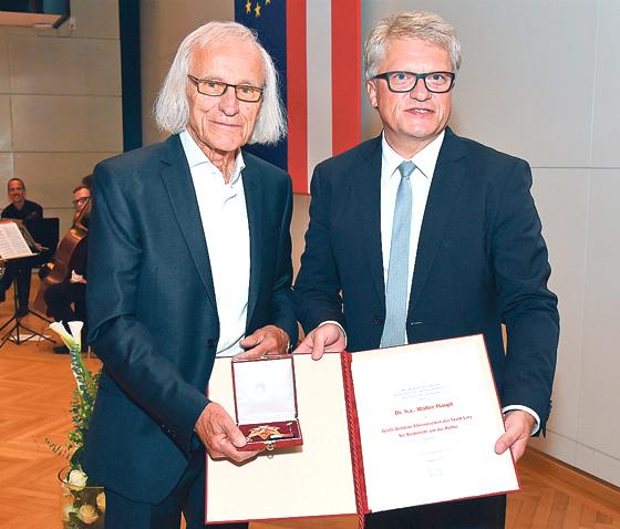 Walter Haupt erhält die Urkunde aus der Hand des Linzer Bürgermeisters Klaus Luger. 	Foto: VA