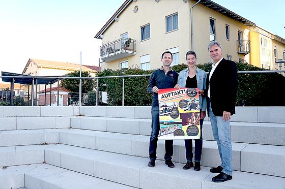 Auf den Stufen des neuen Amphi-Theater präsentieren Bürgermeister Olaf von Löwis, und das Kultur im Oberbräu-Team Christine Biechl und Alexander Harlander das neue Programm für die Saison 2015/16.	