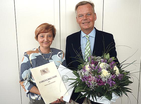 Bürgermeister Jan Neusiedl bedankte sich bei Heike Nottmeier für 25 Jahre treue Dienste.	Foto: VA