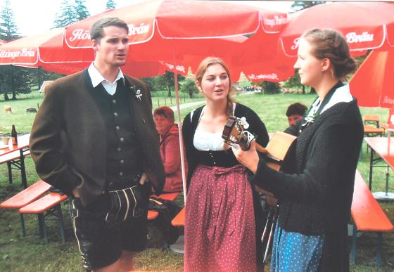Der »Afelder Dreigsang« aus der Wildschönau, drei junge Leute, Franziska Eberl, Sabrina Haas und Matthias Steiner.	Foto: Otto Hartl