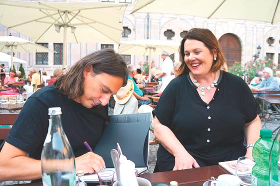 Ausnahme-Musiker Pippo Pollina gab Meet & Greet-Gewinnerin Susanne Dorowski gerne ein Autogramm.