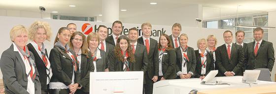 Das Team der modernisierten HypoVereinsbank-Filiale in Ottobrunn unter Leitung von Thomas Böck (3.v.re.) betreut etwa 10.000 Kunden.	Foto:  HVB