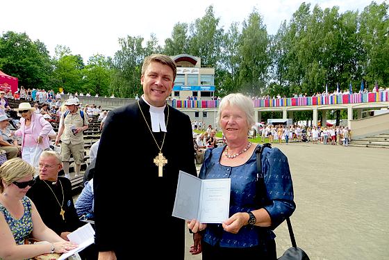 Erzbischof Jurmas Viilma drückte Helga Draugelates seinen Dank für ihre Verdienste um die Kirchenmusik aus. 	Foto:  privat