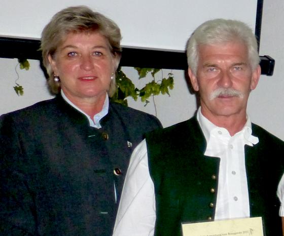 Magdalena Föstl, stellvertretende Landrätin des Landkreises Ebersberg, gratulierte dem Gesamtsieger Josef Bauer-Eberhart  zu seinem Erfolg. 	Foto: Georg Rittler