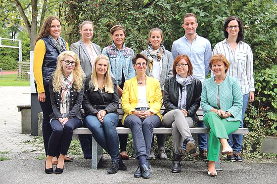 Die neuen Kolleginnen und Kollegen mit Schulleiterin Helma Wenzl (vorne rechts).	Foto: AFG