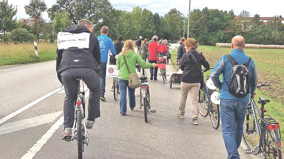 Rund 50 Teilnehmer zählte die Radl-Demo der Grünen in ihrer Heimatgemeinde, Taufkirchen. 	Foto: VA