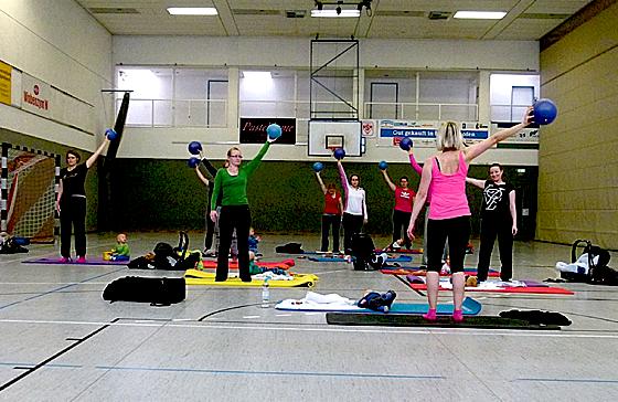 Interessierte Frauen können mit dem Pilates-Training wieder fit werden.	Foto: TSV