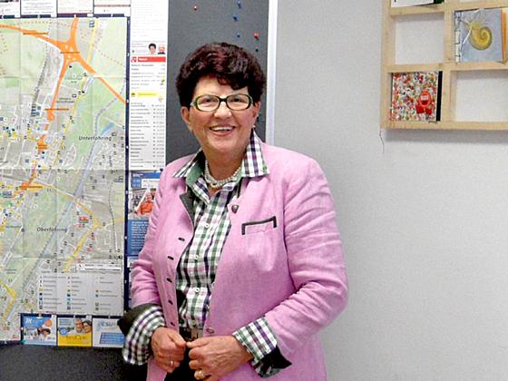 Rosi Griesbacher freut sich sichtlich über den Seniorenstadtplan für Schwabing.	Foto: VA