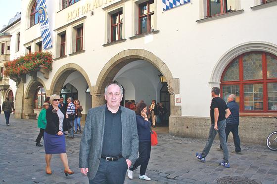 Wolfgang Neumer, Vorsitzender des BA 1 Altstadt-Lehel, vor dem Hofbräuhaus. Einmal im Monat tagt hier der Bezirksausschuss.	Foto: Julia Stark