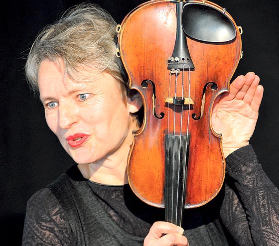 Hedwig Rost steht seit 25 Jahren als Geigenerzählerin und Geschichtenspielerin auf Deutschlands Bühnen.	Foto: VA