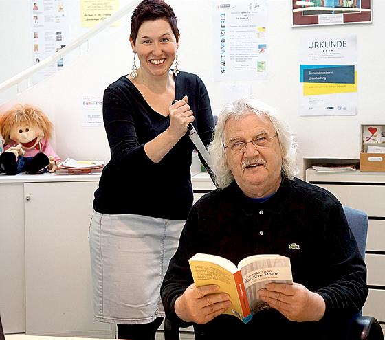 Büchereileitung Tanja Keller übt mit Autor Uwe Gardein schon einmal den »perfekten Mord«.	Foto: hw