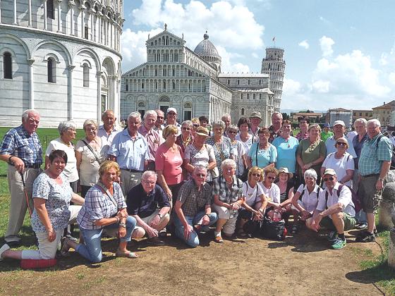 Die Ebersberger Reisegruppe vor der historischen Kulisse in Pisa.	Foto: Peter Fleischer