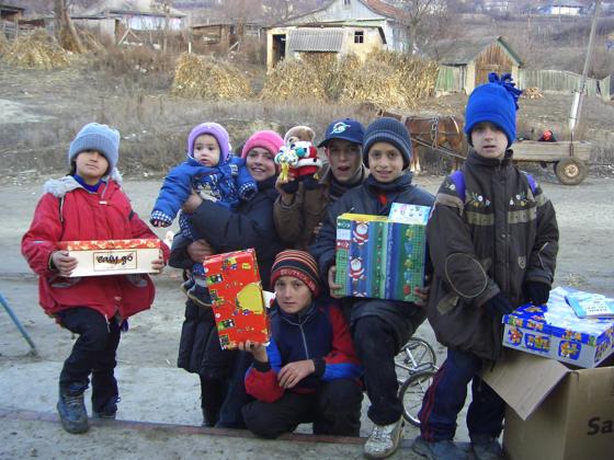 Weihnachten im Schuhkarton hat unter anderem diesen Kindern in Moldawien ein Geschenk zum Weihnachtsfest beschert.	Foto: VA