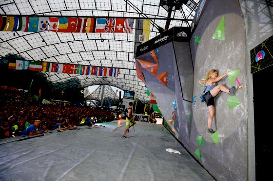 Der Klettersport begeistert die Massen  wie hier beim Finale Boulder Weltcup im Olympiapark in München.	Foto: DAV / Marco Kost