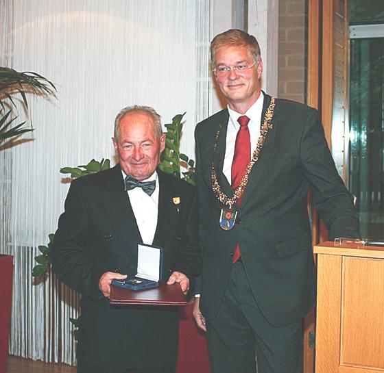 Peter Riedl (li.) wurde vergangene Woche von Dietmar Gruchmann mit der Verdienstmedaille in Gold ausgezeichnet.	FotoStadt Garching