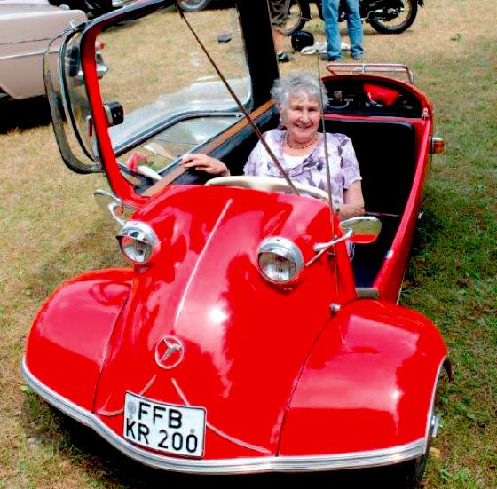 Bewohnerin Erna Kübler hatte sichtlich Spaß im roten Messerschmitt Kabinenroller.	 	Foto: privat