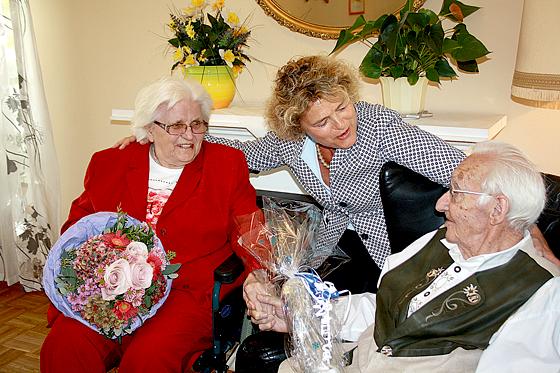 Seit  65 Jahren gehen Irene und Heinz Eberl gemeinsam durchs Leben. Stiftsdirektorin Ursula Cieslar gratulierte ihren Bewohnern herzlich zur Eisernen Hochzeit.	Foto: privat