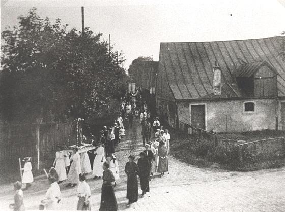 Der Fronleichnamszug am Schmuckerweg im Jahr 1910. 	Fotoarchiv: Peter Wagner