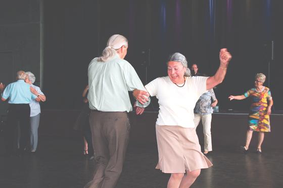 Wer Spaß am Tanzen und Bewegung  hat, ist beim Tanztee genau richtig.	Foto: Kulturzentrum