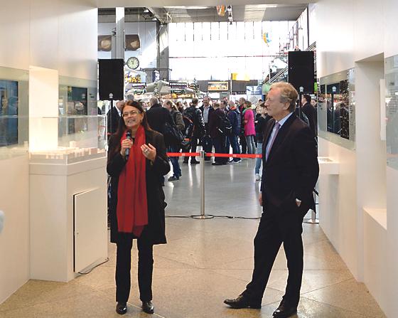 Die Münchner Stadtbaurätin Prof. Dr. Elisabeth Merk und der Bauvorstand von DB Station&Service, Rolf Reh, eröffneten am Montag das InfoCenter der Bahn.	Foto: Deutsche Bahn