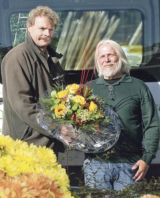 Stefan Wagner (l.) überreicht Günter Dudda seinen Gewinn, einen Blumenstrauß. 	Foto: BGV