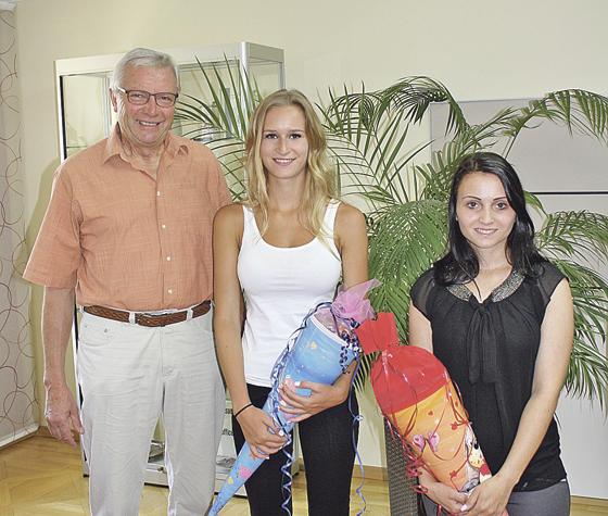 Zweiter Bürgermeister Benno Maier mit den beiden neuen Lehrlingen Christina Egger und Vanessa Meindl (v. l.).	Foto: Gemeinde