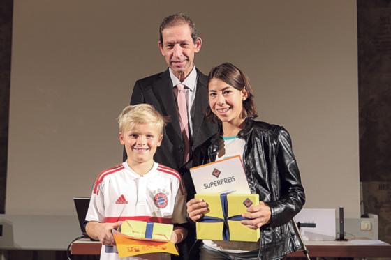 Luca Colin Merz und Melina Krenn vom Carl-Orff-Gymnasium erhielten die Auszeichnungen von Ministerialrat Wolfgang Ellegast. Foto: steffen-leiprecht.de
