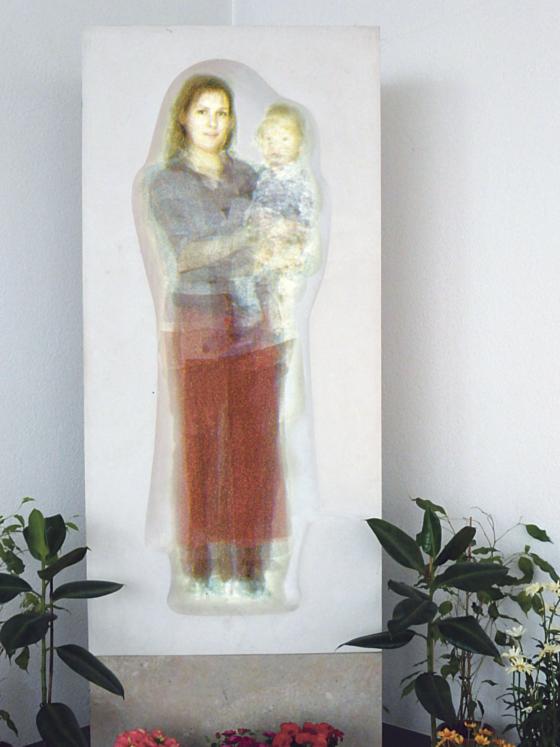 Eine außergewöhnliche Marienfigur  eine Lichtinstallation von Andrea Viebach.	Foto: VA