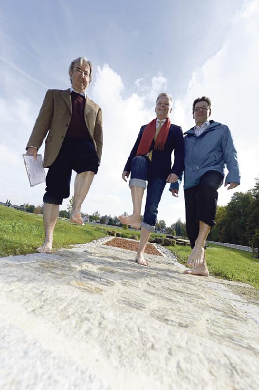 Peter Hohenauer, Grünwalds Bürgermeister Jan Neusiedl und Peter Kleßinger (v.li.) bei der Eröffnung des Bewegungshains.	Foto: Gemeinde