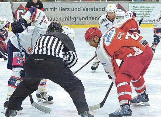 Kapitän Gert Acker war sowohl in Bad Tölz als auch gegen den Deggendorfer SC für den EHC erfolgreich.	Fotos: smg / Chris Unverdorben