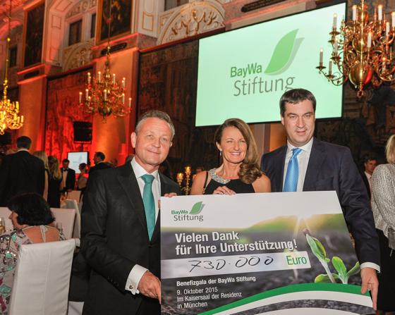 (Von rechts:) Markus Söder, Maria Thon (Geschäftsführerin der BayWa Stiftung) und Prof. Klaus Josef Lutz (Vorstandsvorsitzender der BayWa AG) präsentieren die stolze Summe.	Foto: Veranstalter