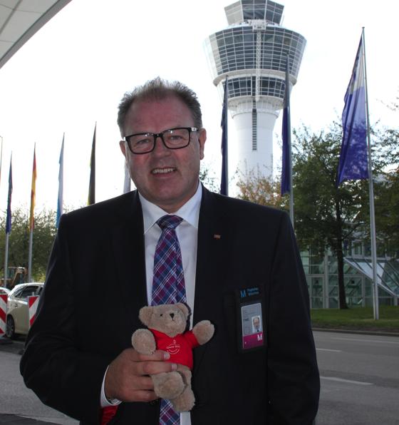 Thomas Bihler mit dem Glücksbringer des Flughafenvereins, dem Teddy mit dem roten Pulli.	Foto: cr