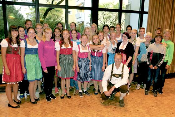 Verdient geehrt  Die erste Damen-Mannschaft wurde Bezirksoberliga-Meister und schaffte den Aufstieg in die Landesliga.	Foto: TSV Schleißheim